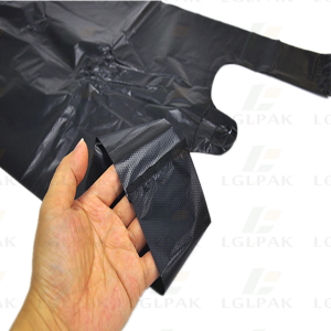 मोठ्या प्रमाणात हँडलमध्ये काळ्या रीसायकल प्लास्टिक बिन पिशव्या